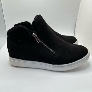 CUSHIONAIRE Women's Hart Hidden Wedge Sneaker 9 WIDE BLACK